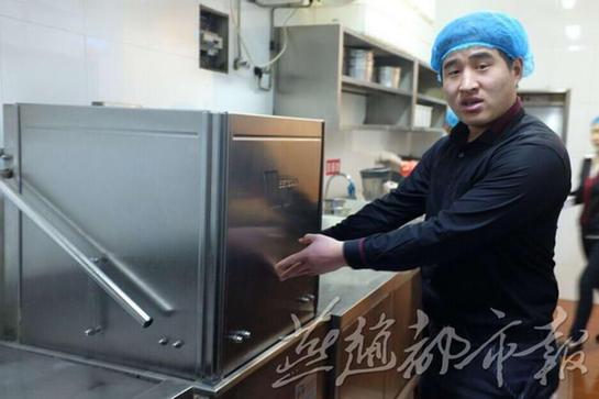 邯鄲一餐飲集團(tuán)“曬后廚” 食料操作過程全透明