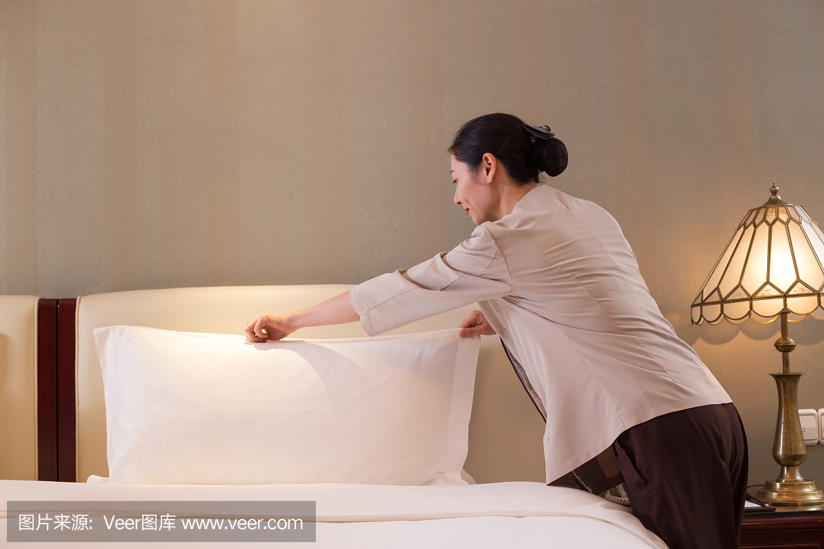 現(xiàn)代臥室的女性服務(wù)