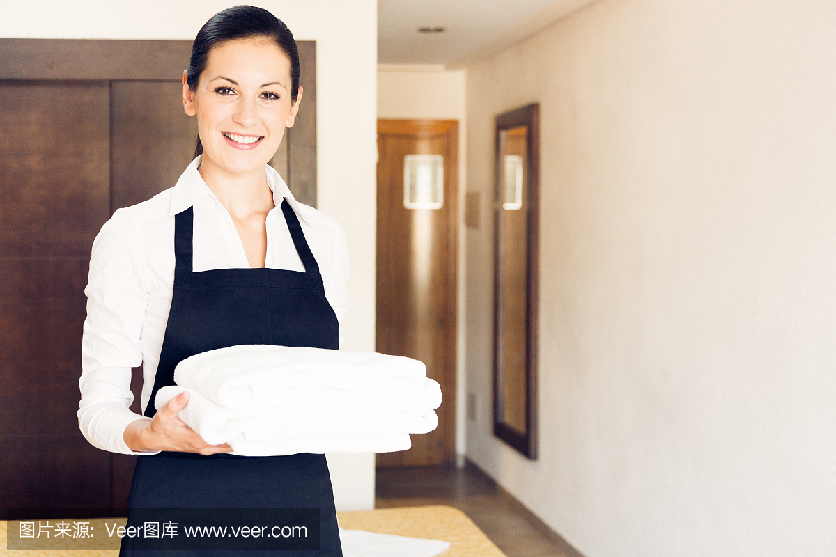 女傭在整理旅館房間