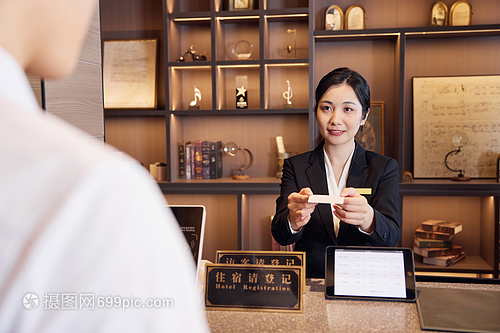 酒店前臺(tái)女服務(wù)員遞上房卡