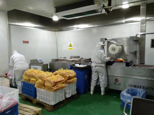 戰(zhàn)疫情 保生產(chǎn) 在滬郊,為了 菜籃子 和 大白服 ,這些人一直住在車間里