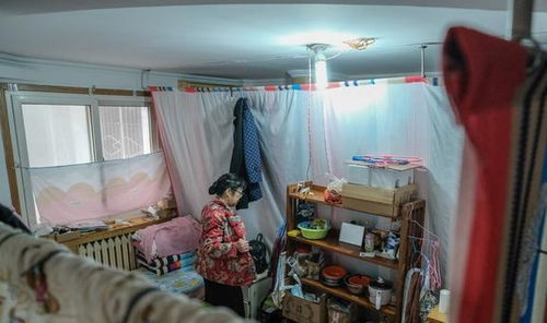 丈夫外出打工四年,每次回家借故和兒子住,妻子突襲住所發現問題